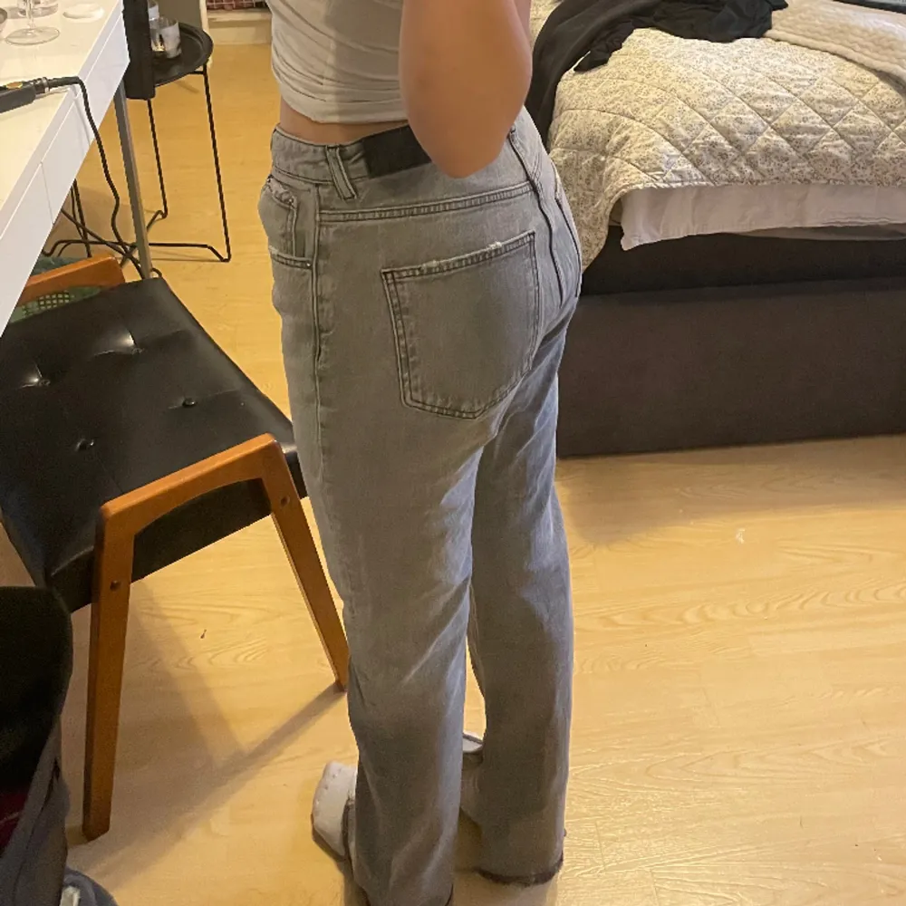 Hej säljer ett par fina midwaist gråa jeans från ginatricot i st 40 med slits på innersidan av benet🩷. Jeans & Byxor.