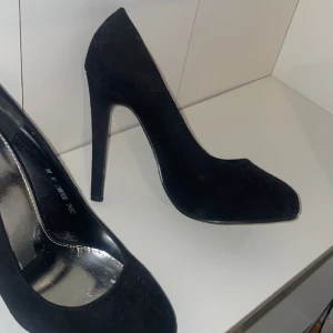 Klackskor  - Svarta klackskor från skopunkten. Tyvärr lite för stora för mig men väldigt fina. Använda 1 gång. 36 