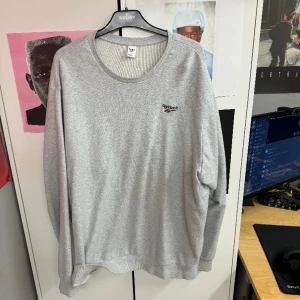 Reebok- Tröja - Finns en liten fläck som syns på redhe bilden 