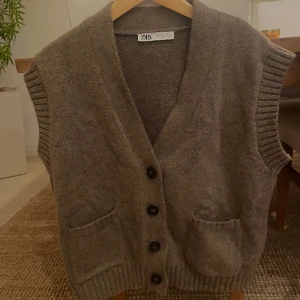 Stickad väst - Västen är i storleken small (S). Den är endast använd ett fåtal gånger och är i bra skick!