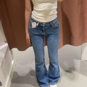 Lågmidjade jeans - Lågmidjade/midrise jeans🎀🎀fint skick