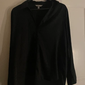  Svart satin skjorta - Säljer min fina skjorta, den är i fint skick och så snygg och passar till alla tillfällen, kan både klä upp och klä ner den! 💕