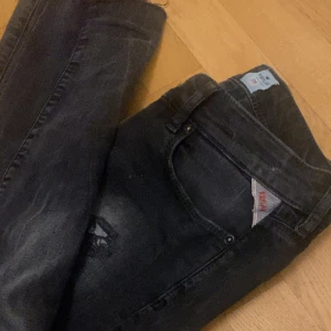 Replay Jeans - säljer mina sköna replay jeans. strl 29/32, dock förkortat längden så passar dig som är 175-180cm. DM för mer bilder ⭐️
