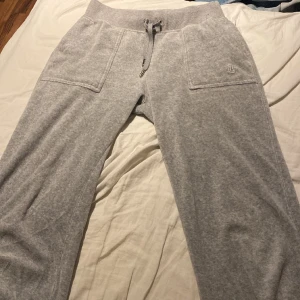 Gråa juicy byxor - Jag säljer nu mina juicy byxor för har ingen användning av dem längre. Köpte dem här på plick innan.  Dem har två små hål, men dem syns inte när man har dem på sig.