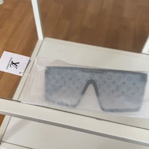 Lv glasögon  - Säljer dessa för ja inte har nån behov av dom helt oanvända säljs billigt går även o diskutera pris 