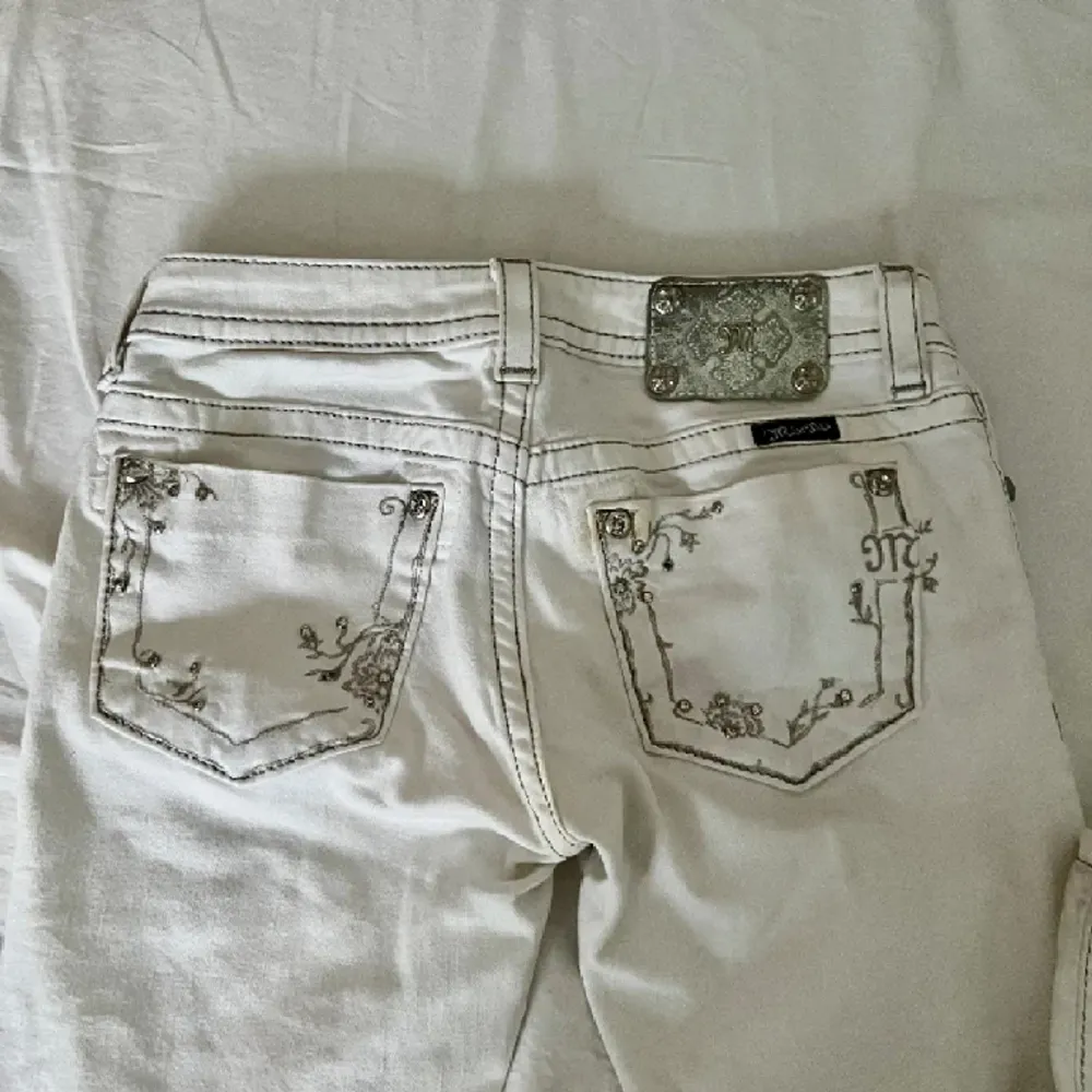 Säljer mina supersnygga vita miss me jeans köpta i Köpenhamn🩷 Jeansen är  väälldigt lågmidjade!! De är i okej skick men säljer pga av att de är lite för stora och långa. Kontakta för bilder💕 GE PRISFÖRSLAG🙏. Jeans & Byxor.