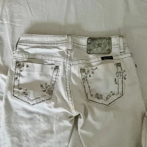 Vita miss me jeans  - Säljer mina supersnygga vita miss me jeans köpta i Köpenhamn🩷 Jeansen är  väälldigt lågmidjade!! De är i okej skick men säljer pga av att de är lite för stora och långa. Kontakta för bilder💕 GE PRISFÖRSLAG🙏