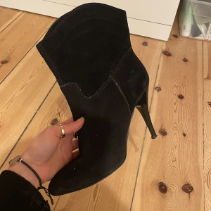 Mocka klack-boots - Sååååå fina mockaboots med tunn klack. Lite slitna i klacken men märks ej när man går med dom. Ca 8 cm hög klack.