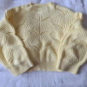 Gul stickad tröja - Från ginatricot. Använt mycket 