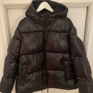 Glansig jacka - Köpt här på Plick, säljer den då den inte passade mig. Utan skador eller defekter.