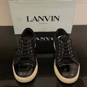 Sjukt feta Lanvin-skor i svart! De är EU 41-42 UK 6. De är i ett bra skick med lite slit. 2499kr (nypris: 4500kr). Lanvin-dustbag kommer med. Kan frakta via Postnord eller mötas upp i Stockholm. Hör av dig vid frågor eller funderingar😁