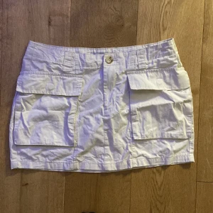 söt vit cargo kjol! - väldigt söt cargo kjol, perfekt nu till sommaren. är väldigt skrynklig men inget som ett strykjärn inte kan fixa! är i storlek S men upplevs som M. är i fint skick!!
