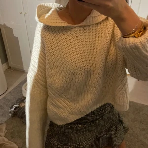 Stickad hoodie  - Jätte snygg i super bra kvalitet ❣️ går ej o köpa längre 