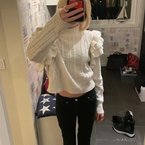 Volang tröja - Jättefin Gina tricot-tröja som är köpt på Plick innan, men har bara använt ungefär 3 gånger, och är i bra skick😊Kontakta gärna ifall du är intresserad💕 Nypris: 399 kr