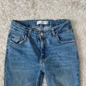 Såå sjukt fina lågmidjade/midwaist jeans från zara!! Knappt använda💕💕 skriv för frågor!!