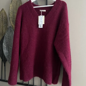 Vinröd stickad tröja  - Super fin tröja från Gina Tricot, aldrig använd med prislappen på, nypris 400kr💓💓