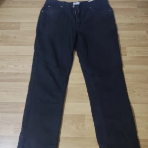 Exklusiva John Baner Svarta Jeans i Storlek 52 EUR   - Jhon baner svarta jeans erbjuder en bekväm passform. Den djupa svarta färgen ger dem en sofistikerad touch, medan den högkvalitativa denimtyget garanterar långvarig användning. Märke: John Baner Färg: Svart Storlek: 52 EUR Skick: Nästan Oanvända