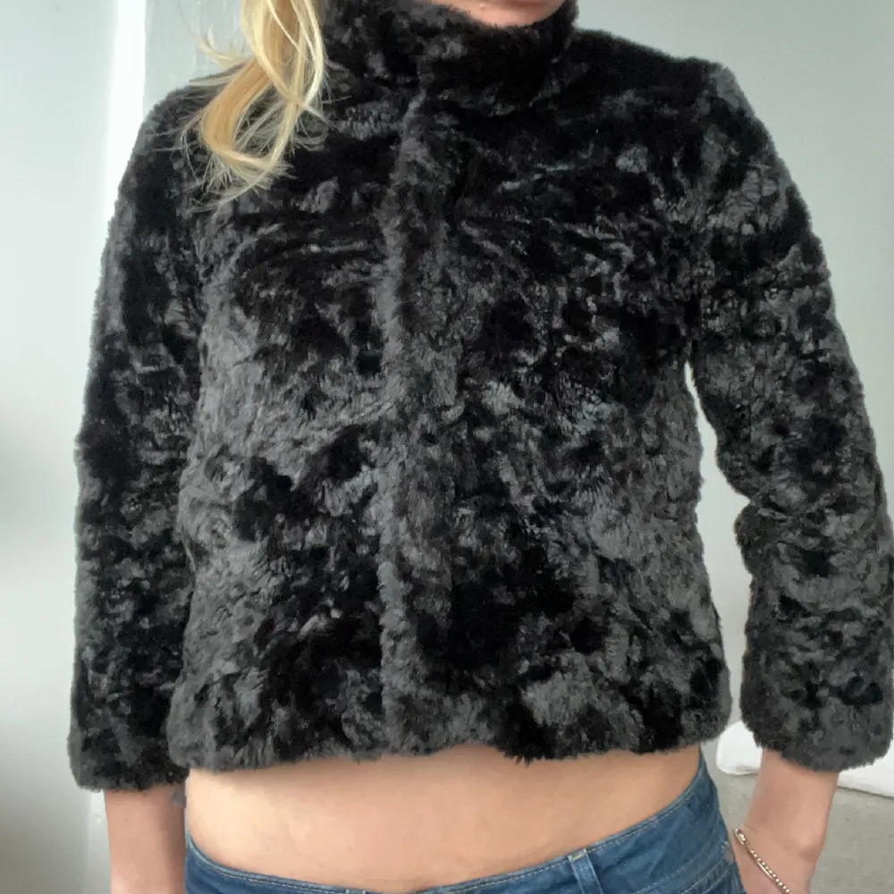 Faux fur jacket i svart🌸 Säljer pågrund av att den är något liten på mig, finns ingen storleks lapp men uppskattar att den är i xs⭐️ jättbra skick!💕skicka privat för mått . Jackor.