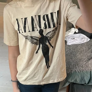 Nirvana T-shirt - Säljer denna helt oanvända nirvana t-shirt från h&m! Den är i storlek xs. Jag har aldrig använt den därmed är den i perfekt skick utan några defekter eller hål! ☺️💓