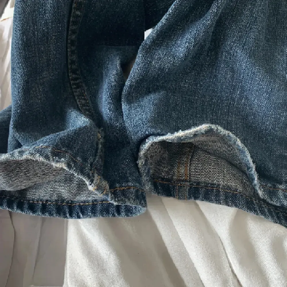 skitsnygga och sköna lågmidjade jeans som inte längre kmr till användning, passar de som är runt 160cm, är lite slitna längst ner. skriv om fler frågor. Jeans & Byxor.