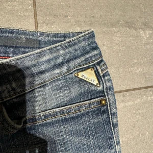 Replay jeans - Säljer mina slitnsugga jeans från Replay med dragkedjor på fickorna. De är lågmidjade och raka i benen💖💖kommer ej till användning längre 