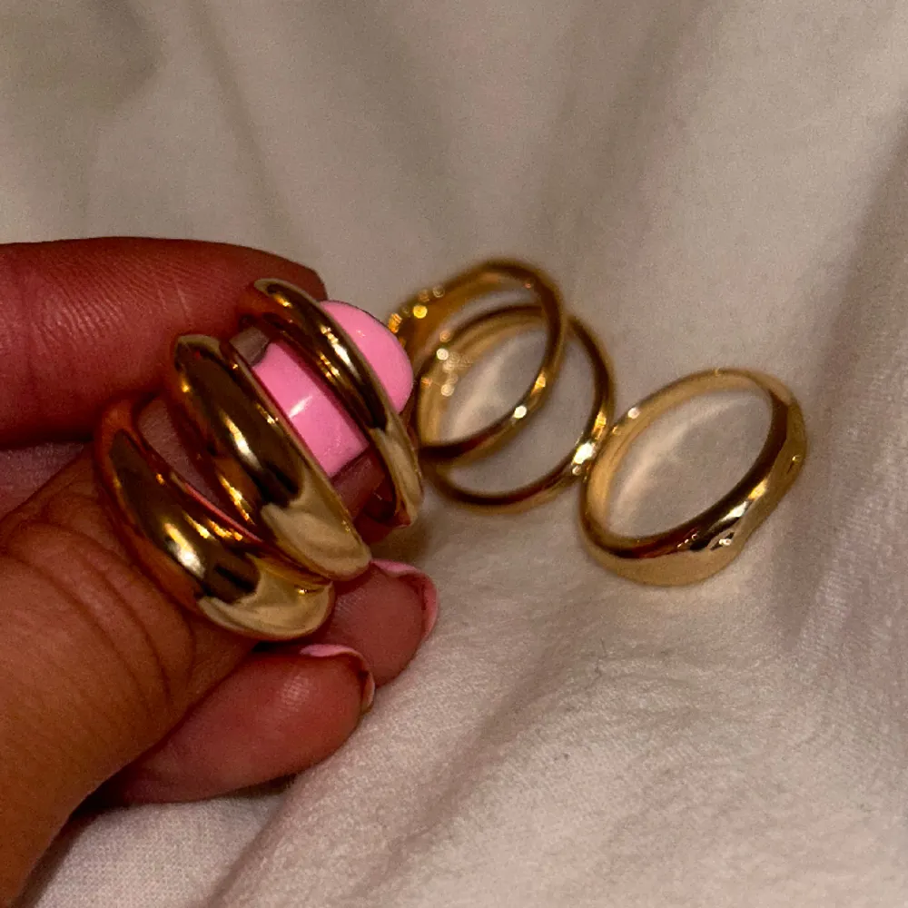 Säljer dessa guldiga ringar då dem är för stora för mig. De finns ngr smalare o ngr bredare, se bild 1. Dem är ca 2,5 cm i diameter. Tryck gärna på köp nu.💕. Accessoarer.