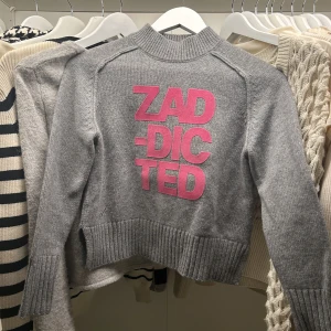 Zadig & Voltaire tröja - Säljer denna jätte fina Zadig & Voltaire långaärmade tröja med ett coolt tryck på framsidan💞 självklart äkta. Aldrig använd💞