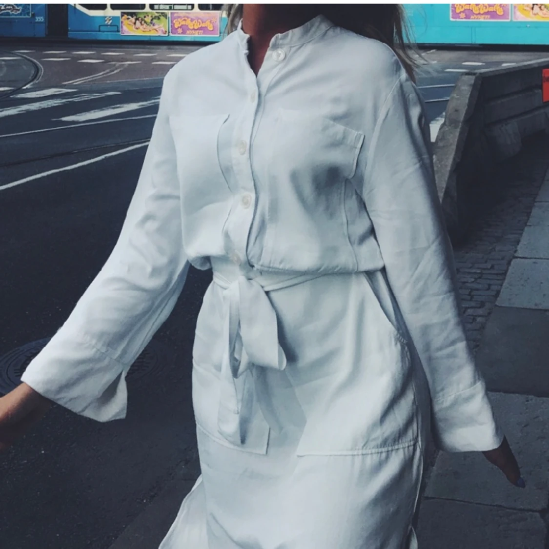 Vit klänning med band i midjan