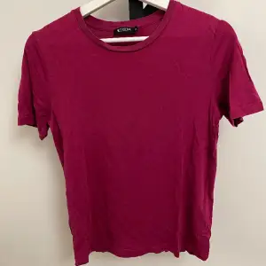 Säljer en t-shirt från tiger of Sweden. Har aldrig kommit till användning (bara legat i garderoben) så därför säljer jag nu den.💕Färgen är vinröd/rosa. Nypris ca 700 men säljer för 250💖