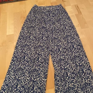 Vida byxor - Säljer eftersom de inte riktigt är min stil längre och inte används. Använda ett fåtal gånger så i bra skick!