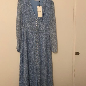 Ny adooreklänning - Helt ny adooreklänning i storlek 36, alla lappar är fortfarande kvar. Enbart testad 🌸1000 kr + frakt 