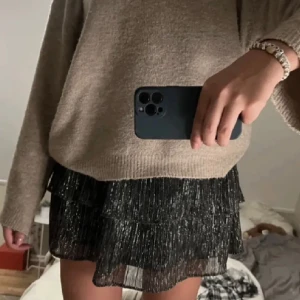 Glitter kjol - Första är lånad bild ❣️❣️❣️ Säljer min fina glitterkjol från Only som aldrig använts🥰 Storkek M men passar även större och skulle lätt kunna användas som topp, nypris är 260kr men säljer för 150kr❤️