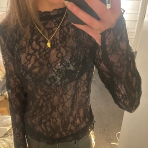 Spets topp - Super fin spets topp med slit!