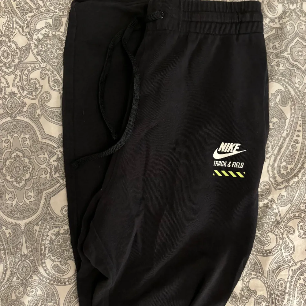 Mysiga vintage Nike byxor i tunnare material med små neon gröna detaljer . Jeans & Byxor.