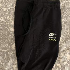 Mysiga vintage Nike byxor i tunnare material med små neon gröna detaljer 