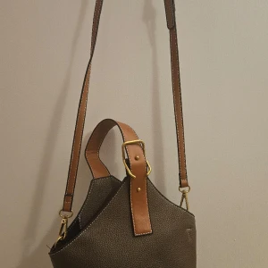 Jättefin brun lite väska - Säljer en jättefin brun lite väska Aldrig använd! 