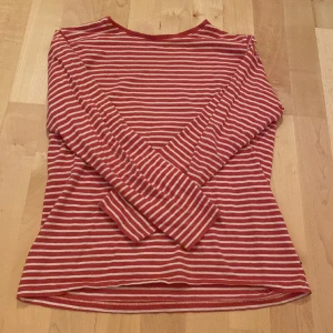 Randig tröja - Randig långärmad tröja från Cubus. Väl använd men i gott skick. 158/164 men sitter som xs