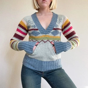 Stickad tröja v-neck - Stickad tröja med V-neck från Only i ullblandning. Strl S. Fint skick! Se även mina andra annonser, 3 för 2 på allt! 💫