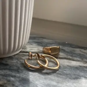 Örhängen och en ring i silver som inte kommer till användning längre. Har använt ringen ett fåtal gånger innan men har det köpt nya 🌸🌸