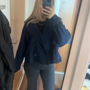 Kort kappa - Jättefin mörkblå kort japp från Gina. Passar perfekt till våren. Endast använd 2 gånger. Storlek L men sitter som S. köparen står för frakten💕