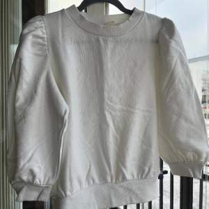 Jättesöt trekvartsärmad tröja från H&M! Köpt för länge sen men används inte längre. Finns i tre olika färger🙌🏼🩷⭐️