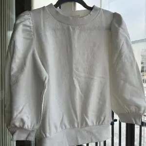 Jättesöt trekvartsärmad tröja från H&M! Köpt för länge sen men används inte längre. Finns i tre olika färger🙌🏼🩷⭐️
