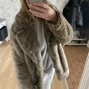 fuskpäls jacka  - Superfin fuskpäls kappa, varm och skön! Köpte den på sellpy för typ ett år sen men har aldrig använt den själv 🐆