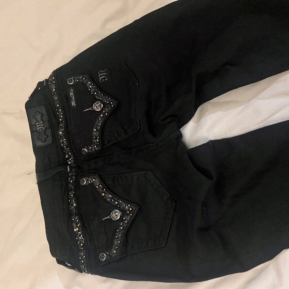 Svarta raka coola jeans från Miss Me. De signifika detaljerna baktill på fickorna.  Använda med i helt och gott skick. Säljes p.g.a viktuppgång. . Jeans & Byxor.