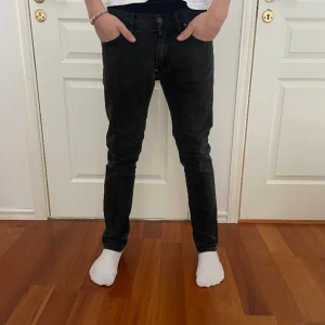 Acne studios jeans  - Svarta acne jeans i bra skick!  Storlek 30w 32L Nypris 1100kr Hör av er vid fler frågor eller funderingar! 