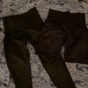 Träningstights och shorts - Säljer nu detta set med ett par träningsshorts och ett par tights. Båda är i storlek S, men passar som XS också. Båda två har ”scrunch” i rumpan. Säljer båda två för 179kr. totalt. 
