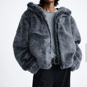Zara fuskpäls jacka luva  - Så mysig jacka, världens bästa luva!!! Andvänd 1 gång.  Skriv för egna bilder  Nypris-999kr Mitt pris-650kr 