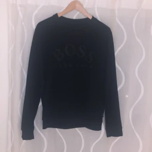 Hugo boss sweatshirt - Stilren hugoboss sweatshirt Köpt för 800 Skick 9/10