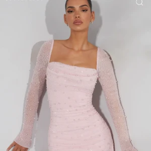 Oh polly klänning till salu - Oh polly klänning i storlek 8 (uk) passar storlek 36-38! I väldigt bra skick endast använd några timmar. Skräddarsydd underkjol för att bli lite längre så passar även lite längre tjejer! Priset kan diskuteras vid snabb affär!🩷 Köpt/sydd för öve 1300!