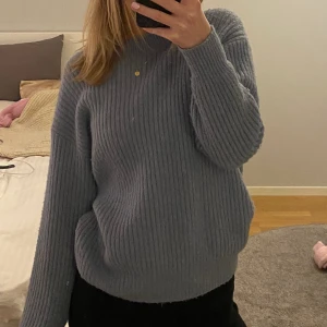 Blå stickad tröja - Blå stickad tröja från hm i storlek s, det finns tecken på användning då den är lite nopprig💙💙